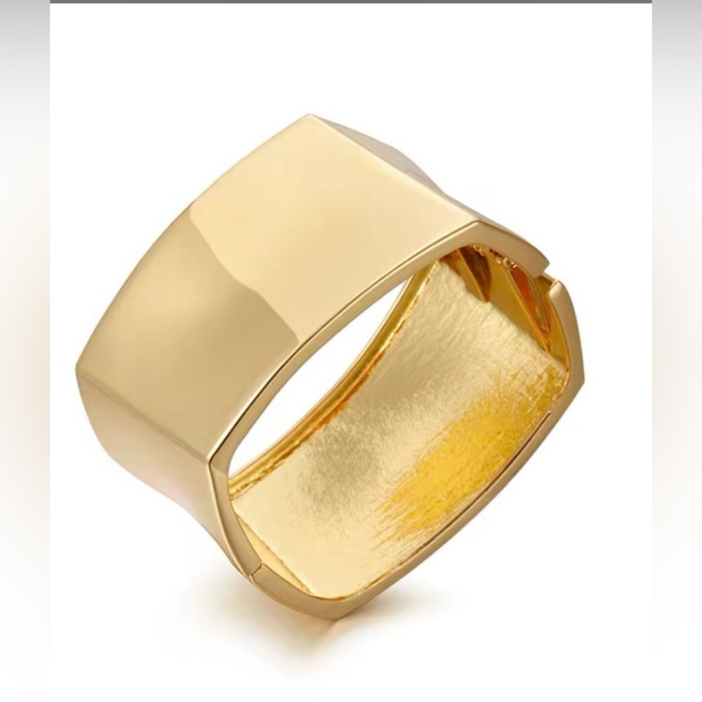 Elegant Gold Women's Bangle